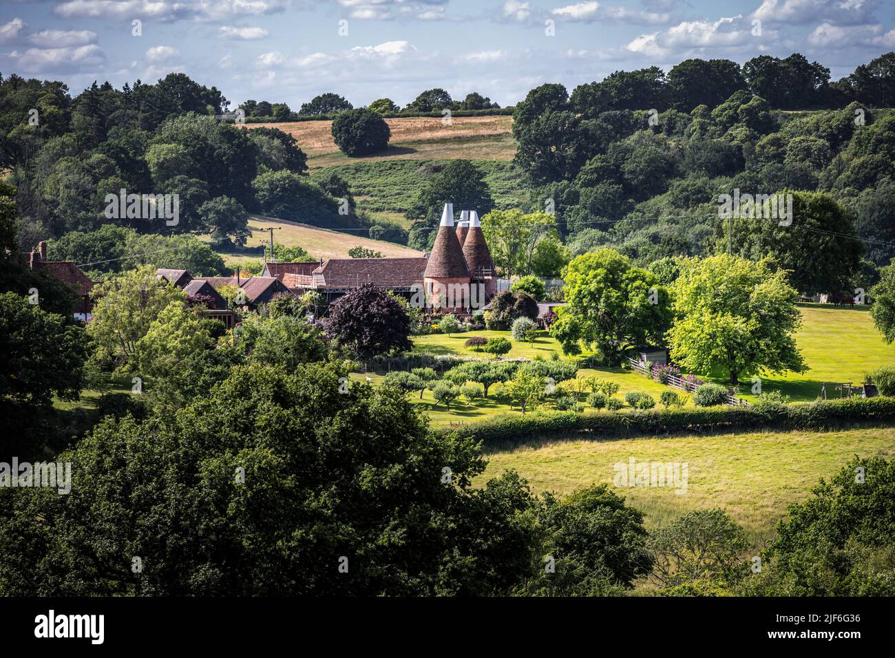 WADHURST, INGHILTERRA - 26th GIUGNO 2022: Tradizionale casa di osteria a Wealden in estate, East Sussex, Inghilterra Foto Stock