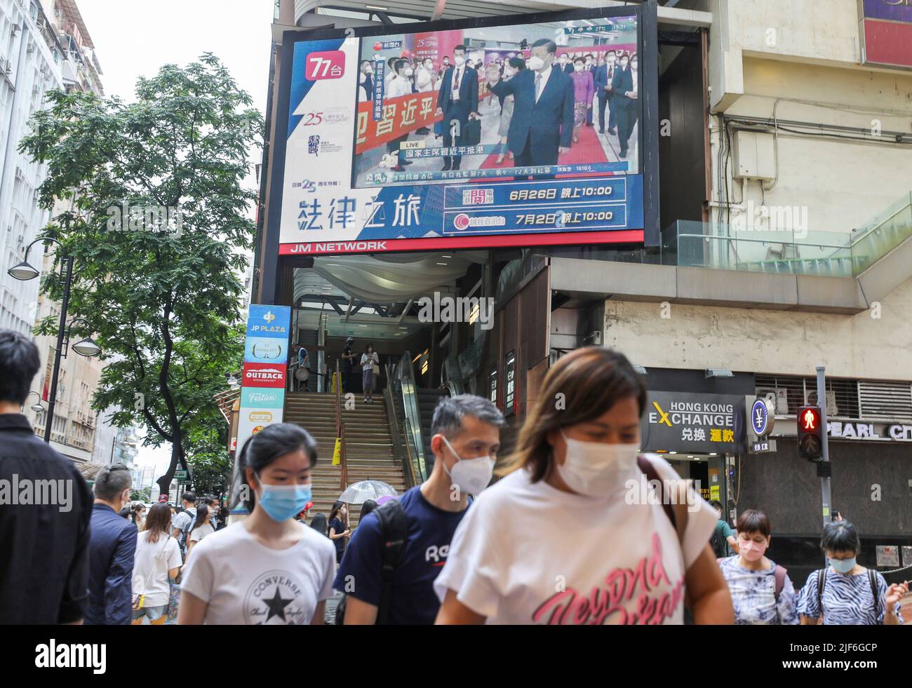 Uno schermo TV a Causeway Bay mostra il presidente Xi Jinping che arriva a Hong Kong. 30JUN22 SCMP / Xiaomei Chen Credit: South China Morning Post/Alamy Live News Foto Stock