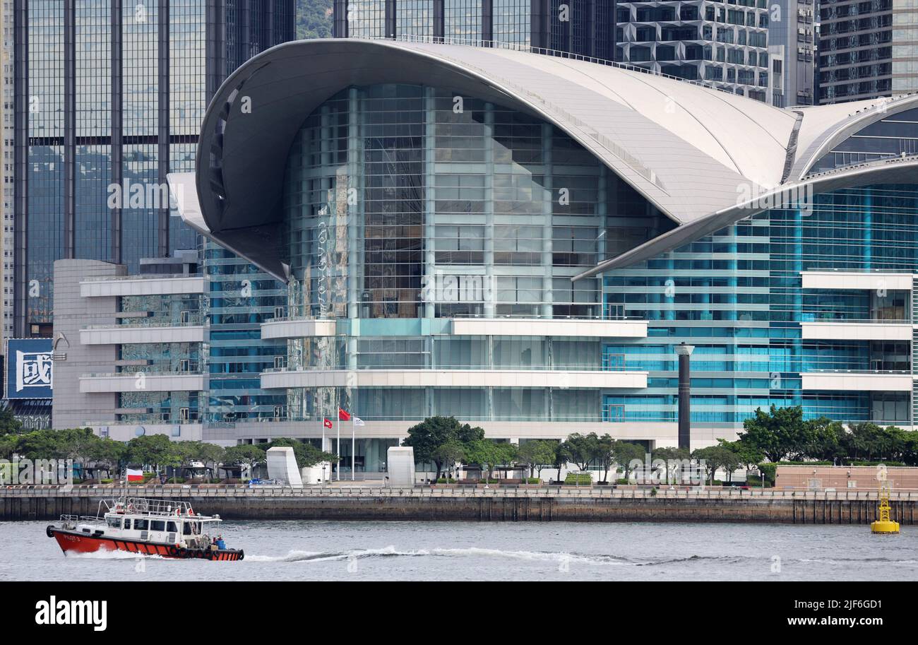 Vista del Centro Congressi ed Esposizioni di Hong Kong. Foto scattata sul lungomare di Tsim Sha Tsui. 29JUN22 SCMP/ Edmond SO Credit: South China Morning Post/Alamy Live News Foto Stock