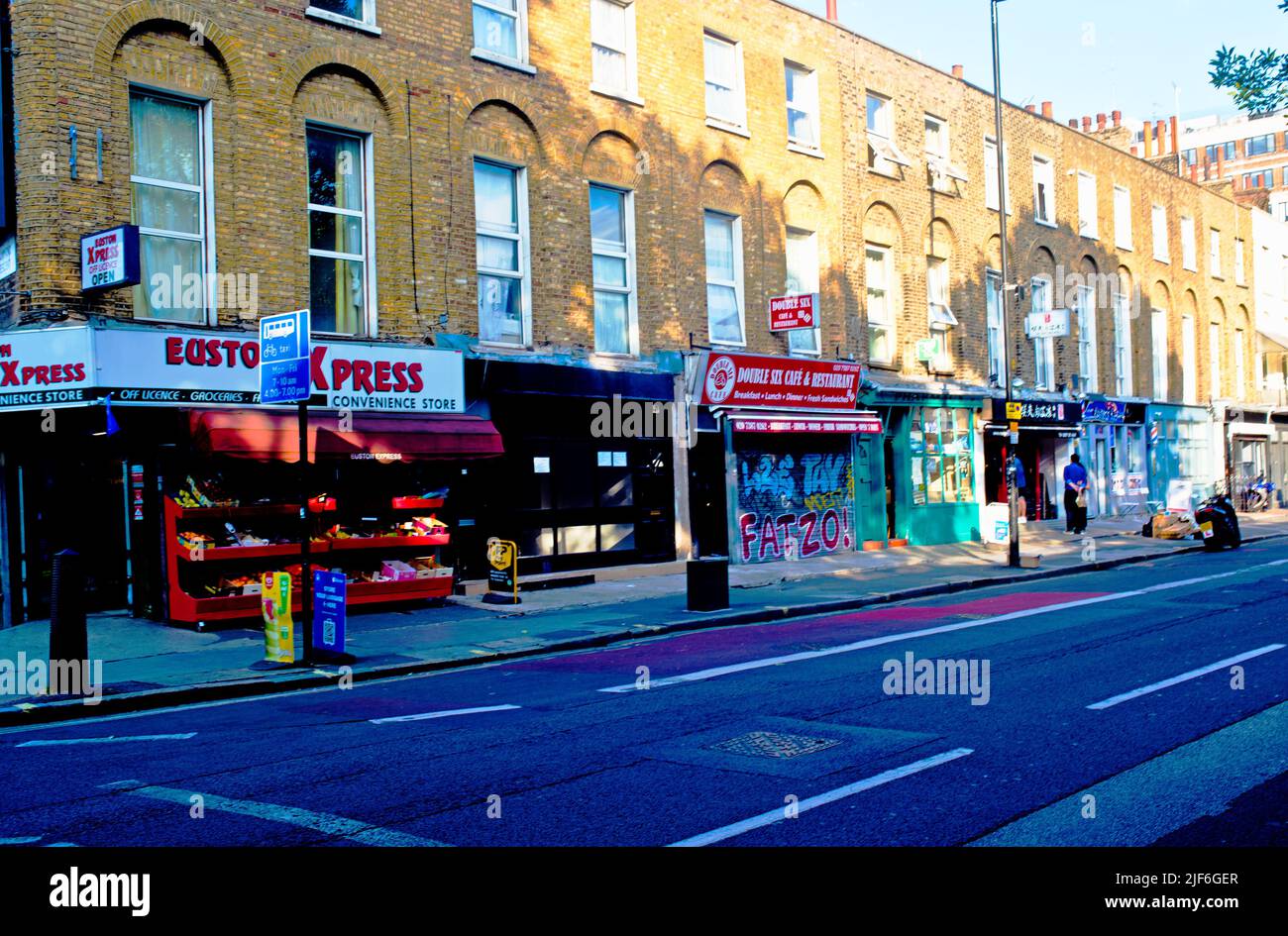 Negozi e Takeaways, Euston Road, Londra, Inghilterra Foto Stock