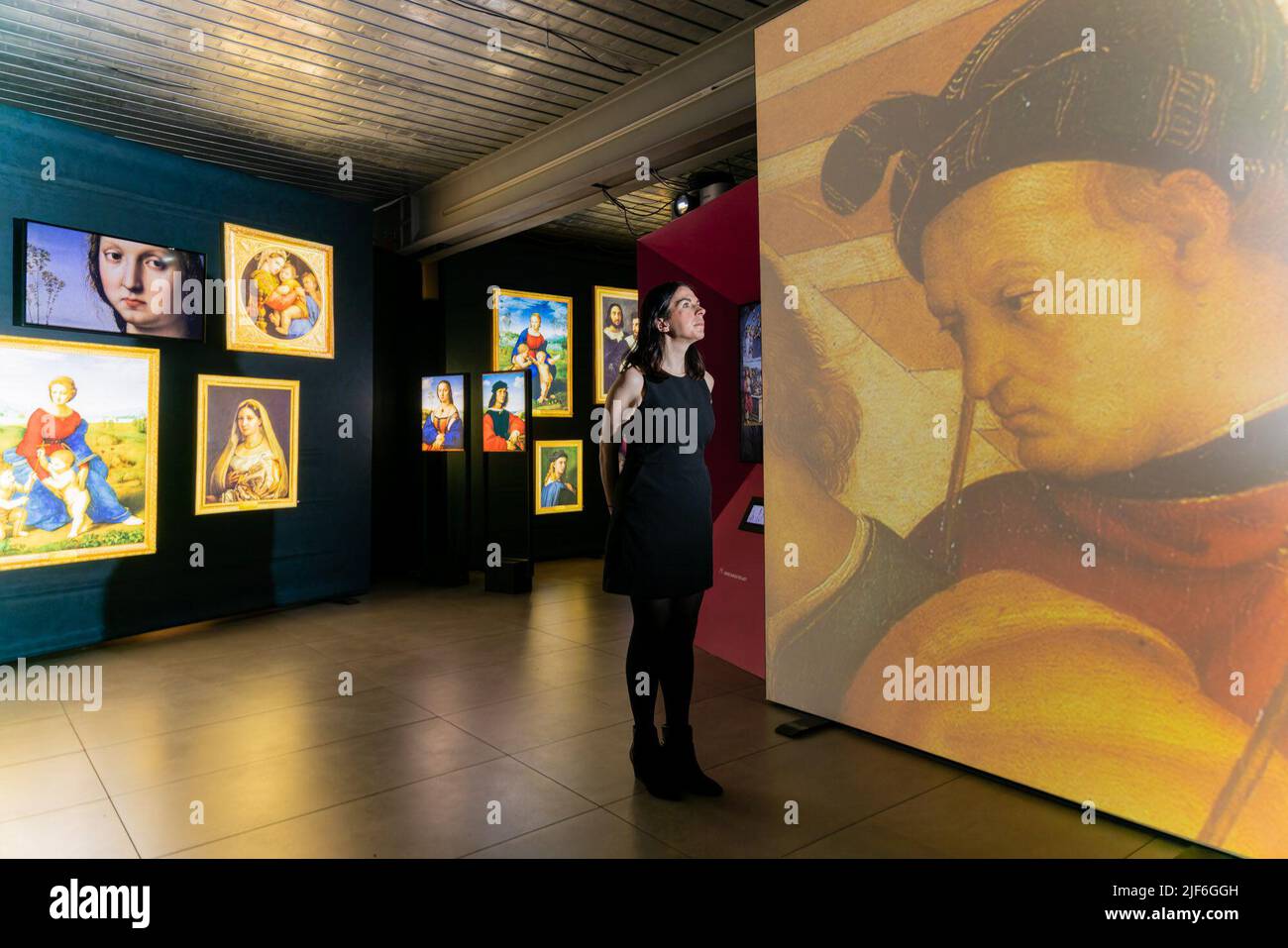 Edimburgo, Regno Unito. 30 giugno 2022 nella foto: Il famoso studio di arazzi Dovecot presenta la vita e l'opera del Maestro Renaissance Raffaello (1483–1520) in una mostra digitale e arazzo che segna il suo 500th° anniversario. In collaborazione con l'Istituto Italiano di Cultura e Magister Art. Credit: Rich Dyson/Alamy Live News Foto Stock