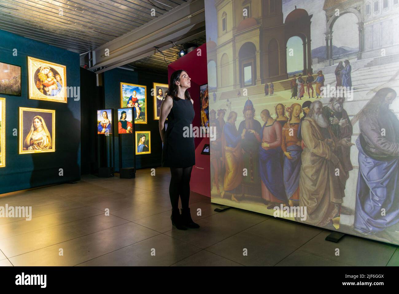 Edimburgo, Regno Unito. 30 giugno 2022 nella foto: Il famoso studio di arazzi Dovecot presenta la vita e l'opera del Maestro Renaissance Raffaello (1483–1520) in una mostra digitale e arazzo che segna il suo 500th° anniversario. In collaborazione con l'Istituto Italiano di Cultura e Magister Art. Credit: Rich Dyson/Alamy Live News Foto Stock