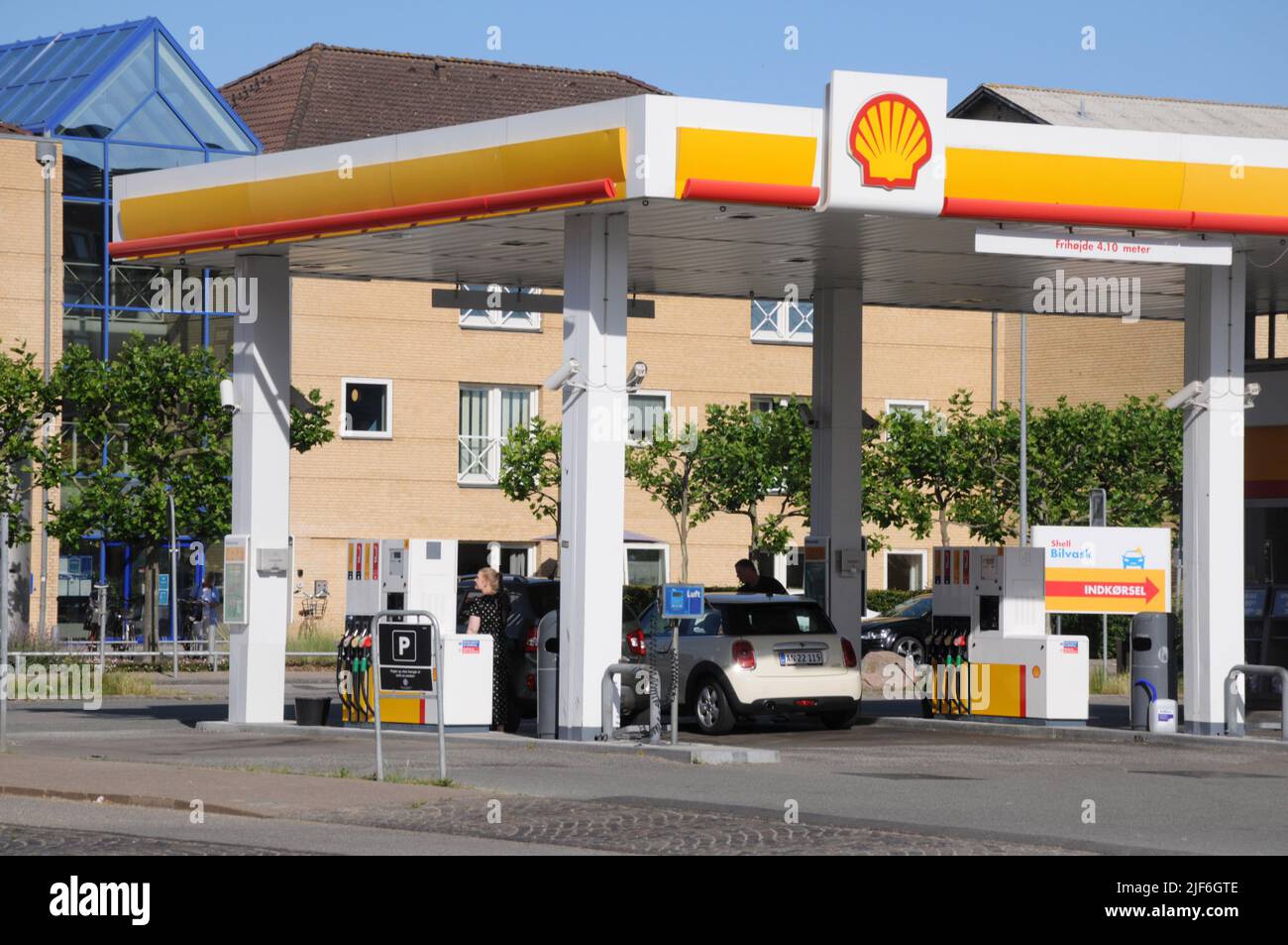 Kastrup/Copenhagen/Denmark/30 Giugno l2022/Stazione di ricarica Shell benzina e Shell con benzina a prezzi elevati a bordo di una stazione di benzina sheel nella capitale danese. (Foto..Francis Dean/Dean Pictures) Foto Stock
