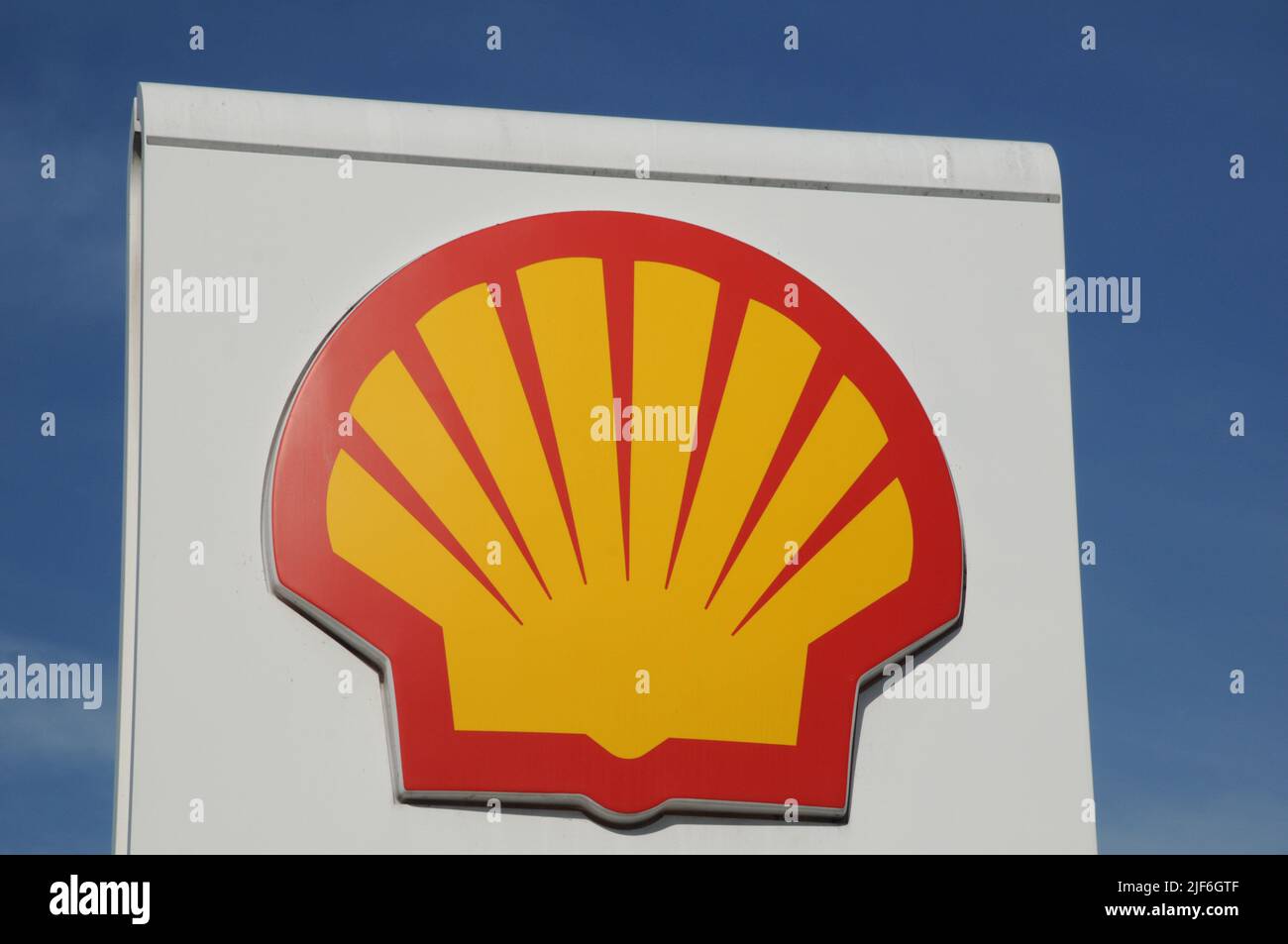 Kastrup/Copenhagen/Denmark/30 Giugno l2022/Stazione di ricarica Shell benzina e Shell con benzina a prezzi elevati a bordo di una stazione di benzina sheel nella capitale danese. (Foto..Francis Dean/Dean Pictures) Foto Stock
