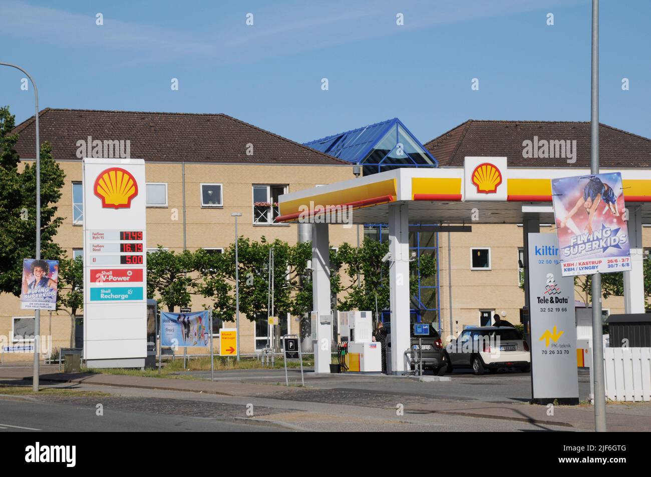 Kastrup/Copenhagen/Denmark/30 Giugno l2022/Stazione di ricarica Shell benzina e Shell con benzina a prezzi elevati a bordo di una stazione di benzina sheel nella capitale danese. (Foto..Francis Dean/Dean Pictures) Foto Stock