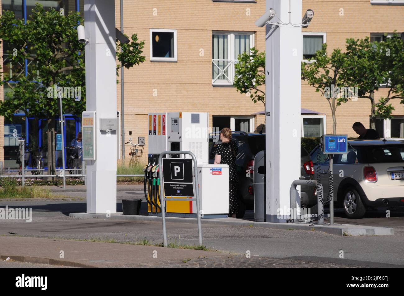 Kastrup/Copenhagen/Denmark/30 Giugno l2022/Stazione di ricarica Shell benzina e Shell con benzina a prezzi elevati a bordo di una stazione di benzina sheel nella capitale danese. (Foto..Francis Dean/Dean Pictures) Foto Stock