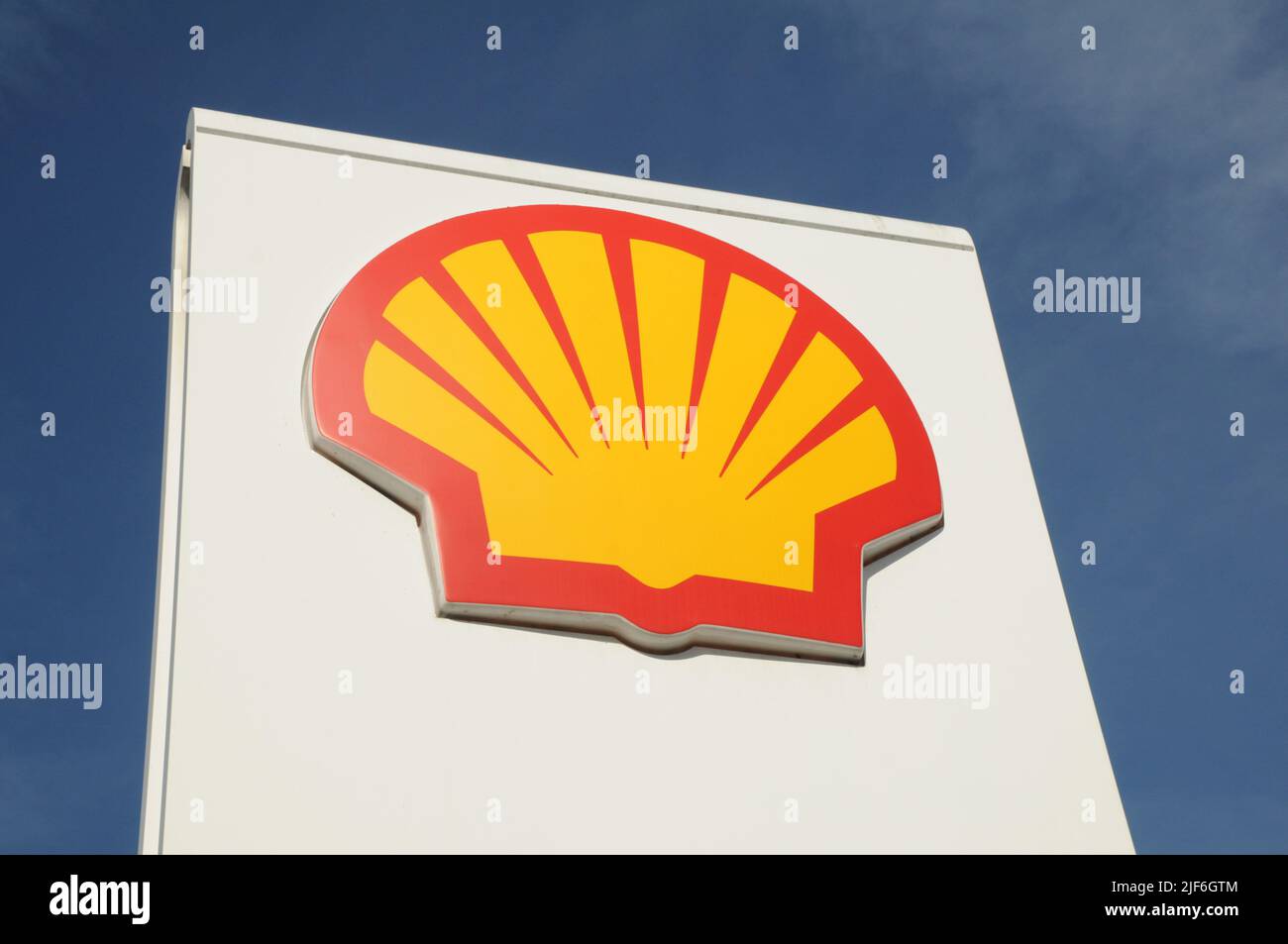 Kastrup/Copenhagen/Denmark/30 Giugno l2022/Stazione di ricarica Shell benzina e Shell con benzina a prezzi elevati a bordo di una stazione di benzina sheel nella capitale danese. (Foto..Francis Dean/Dean Pictures) Foto Stock
