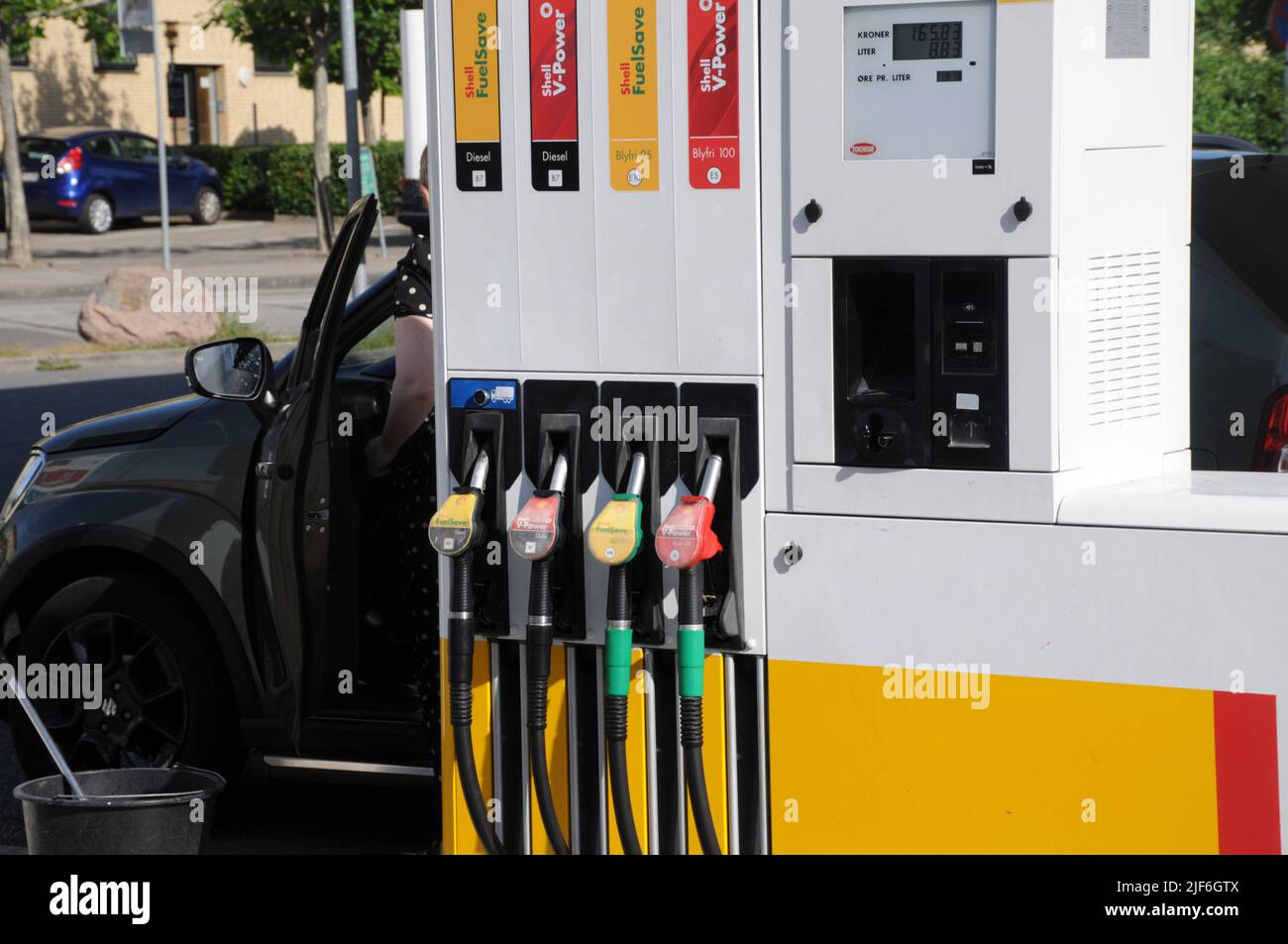 Kastrup/Copenhagen/Denmark/30 Giugno l2022/Stazione di ricarica Shell benzina e Shell con benzina a prezzi elevati a bordo di una stazione di benzina sheel nella capitale danese. (Foto..Francis Dean/Dean Pictures) Foto Stock