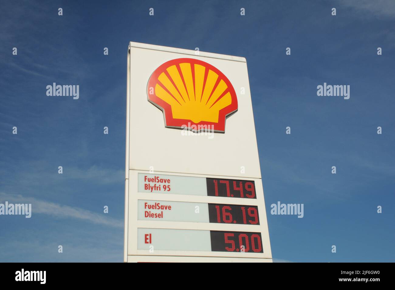 Kastrup/Copenhagen/Denmark/30 Giugno l2022/Stazione di ricarica Shell benzina e Shell con benzina a prezzi elevati a bordo di una stazione di benzina sheel nella capitale danese. (Foto..Francis Dean/Dean Pictures) Foto Stock