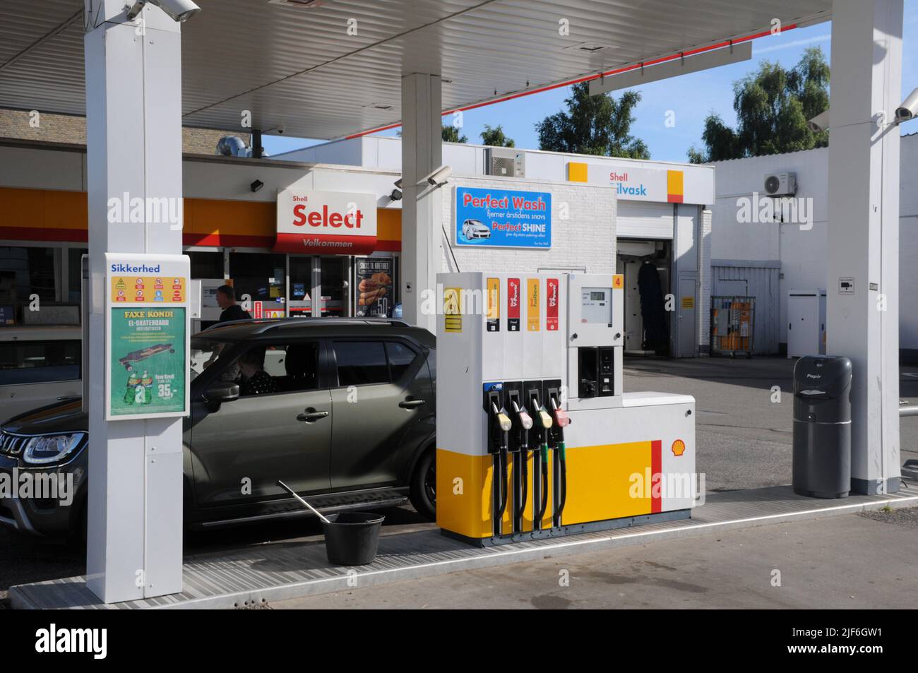 Kastrup/Copenhagen/Denmark/30 Giugno l2022/Stazione di ricarica Shell benzina e Shell con benzina a prezzi elevati a bordo di una stazione di benzina sheel nella capitale danese. (Foto..Francis Dean/Dean Pictures) Foto Stock