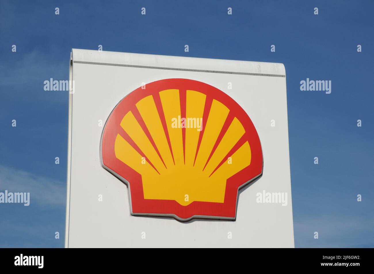 Kastrup/Copenhagen/Denmark/30 Giugno l2022/Stazione di ricarica Shell benzina e Shell con benzina a prezzi elevati a bordo di una stazione di benzina sheel nella capitale danese. (Foto..Francis Dean/Dean Pictures) Foto Stock