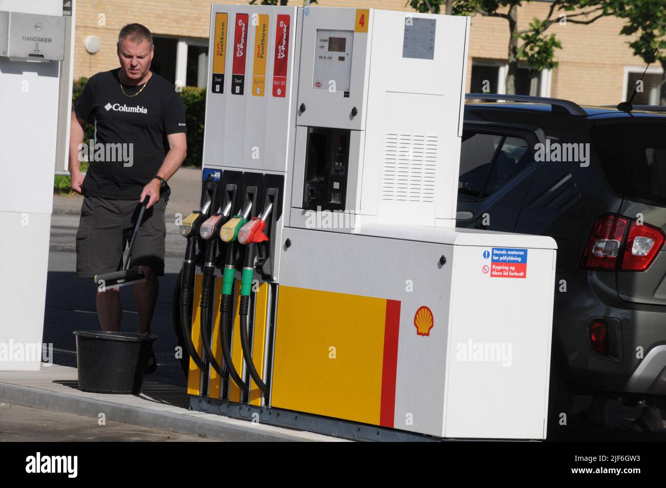 Kastrup/Copenhagen/Denmark/30 Giugno l2022/Stazione di ricarica Shell benzina e Shell con benzina a prezzi elevati a bordo di una stazione di benzina sheel nella capitale danese. (Foto..Francis Dean/Dean Pictures) Foto Stock