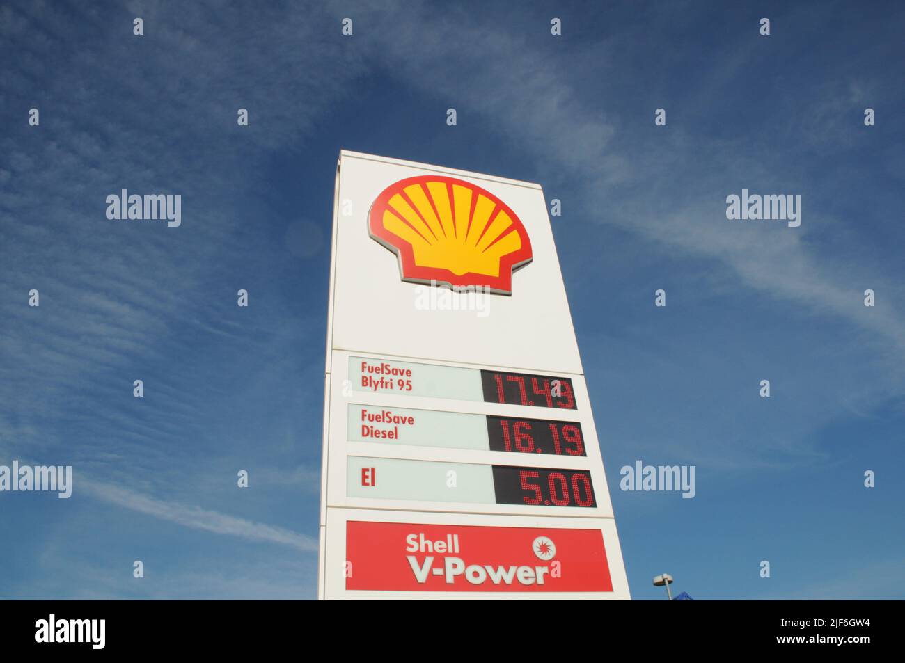 Kastrup/Copenhagen/Denmark/30 Giugno l2022/Stazione di ricarica Shell benzina e Shell con benzina a prezzi elevati a bordo di una stazione di benzina sheel nella capitale danese. (Foto..Francis Dean/Dean Pictures) Foto Stock