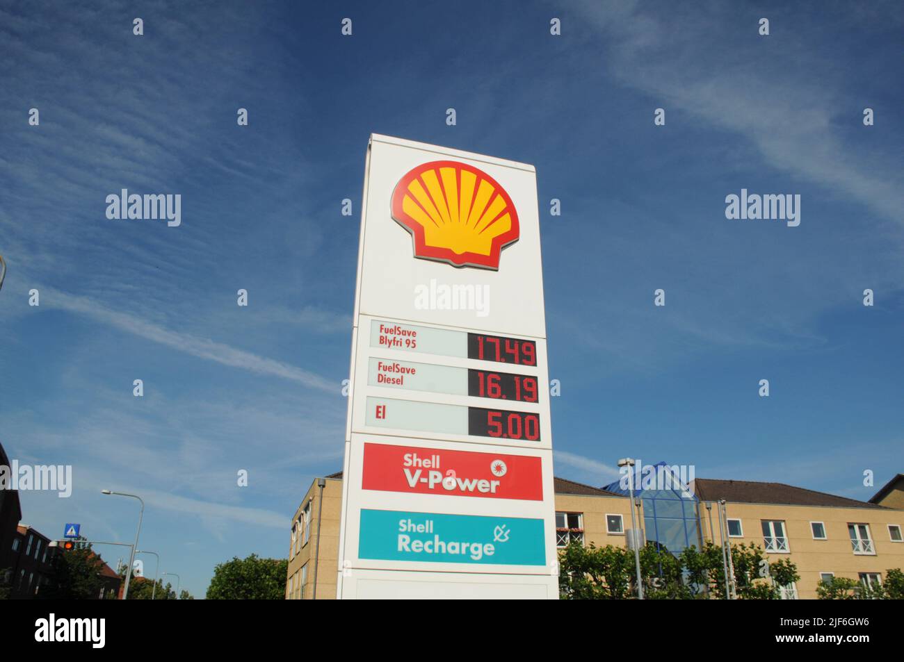 Kastrup/Copenhagen/Denmark/30 Giugno l2022/Stazione di ricarica Shell benzina e Shell con benzina a prezzi elevati a bordo di una stazione di benzina sheel nella capitale danese. (Foto..Francis Dean/Dean Pictures) Foto Stock