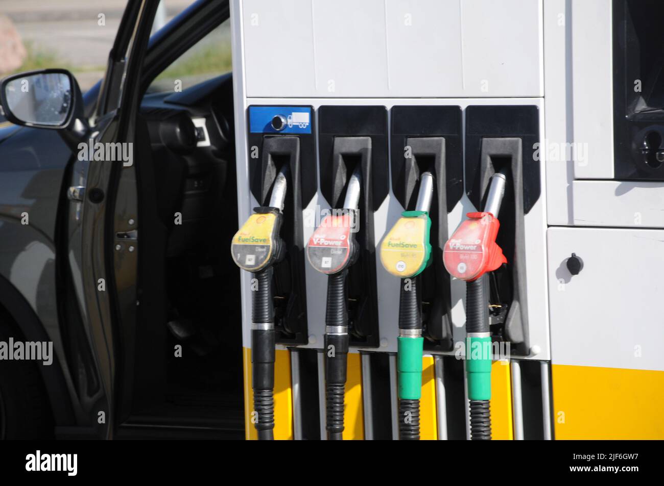 Kastrup/Copenhagen/Denmark/30 Giugno l2022/Stazione di ricarica Shell benzina e Shell con benzina a prezzi elevati a bordo di una stazione di benzina sheel nella capitale danese. (Foto..Francis Dean/Dean Pictures) Foto Stock