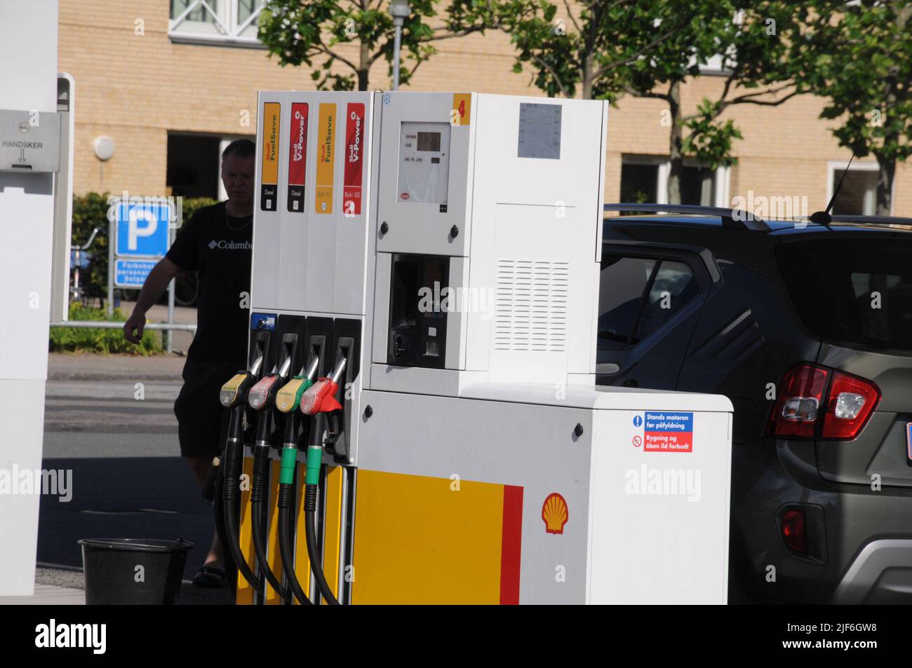 Kastrup/Copenhagen/Denmark/30 Giugno l2022/Stazione di ricarica Shell benzina e Shell con benzina a prezzi elevati a bordo di una stazione di benzina sheel nella capitale danese. (Foto..Francis Dean/Dean Pictures) Foto Stock
