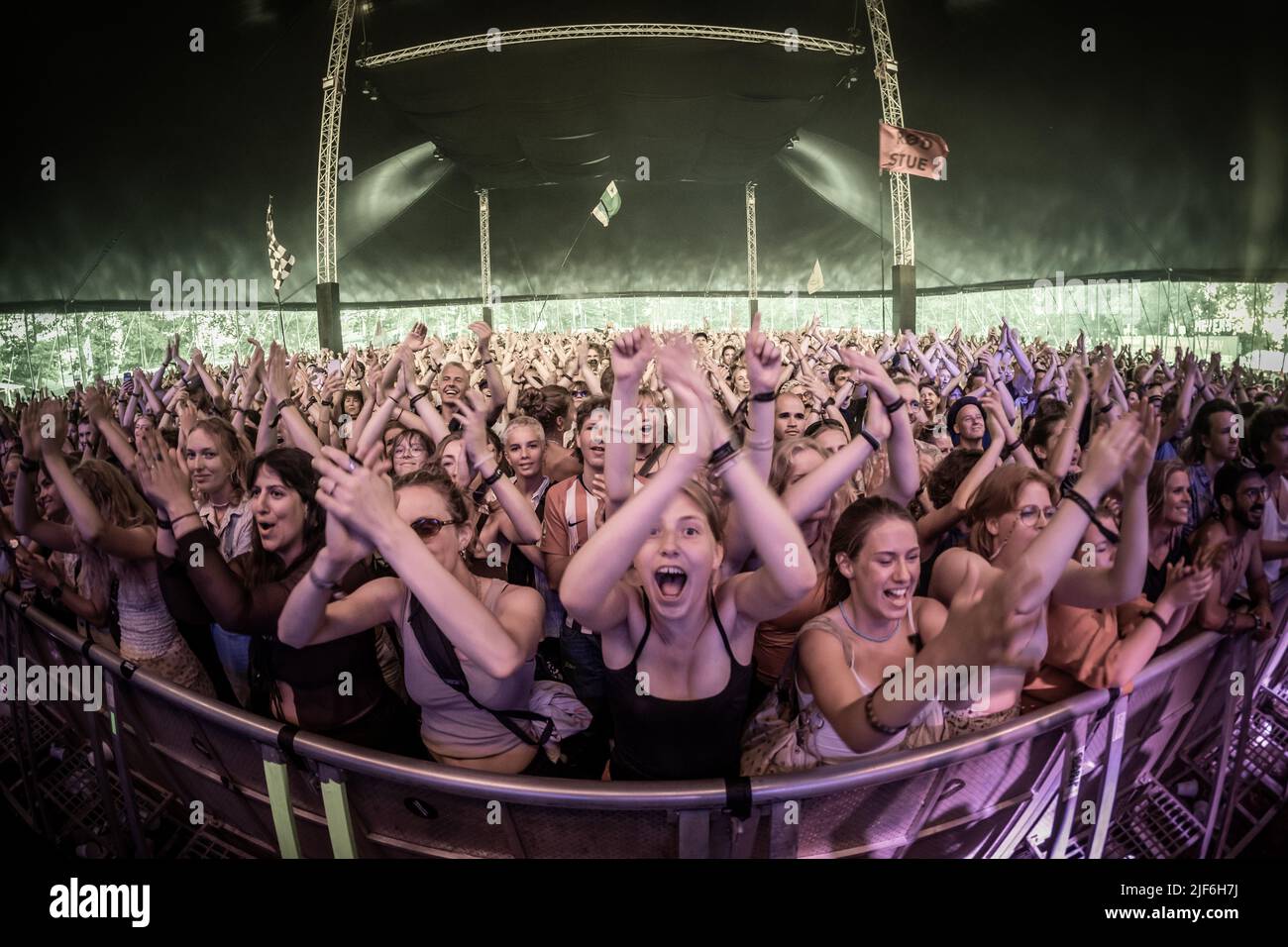 Roskilde, Danimarca. 29th giugno 2022. Gli amanti del concerto partecipano a un concerto dal vivo con la band psichedelica americana Black Pumas durante il festival di musica danese Roskilde Festival 2022 a Roskilde. (Photo Credit: Gonzales Photo/Alamy Live News Foto Stock