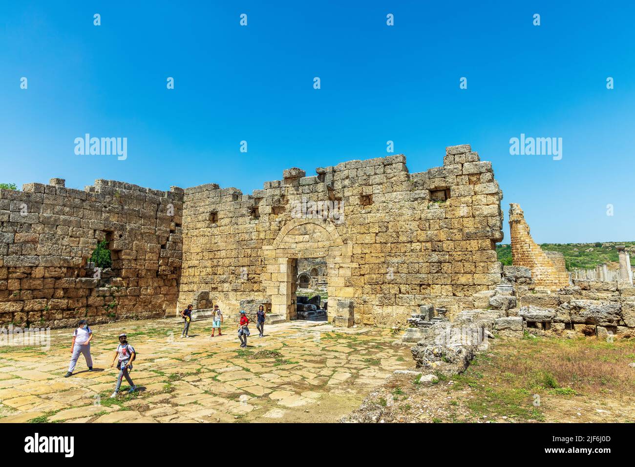 Popolare destinazione turistica rovine di Perge, un'antica città greca in Anatolia, ora nella provincia di Antalya in Turchia. Foto Stock