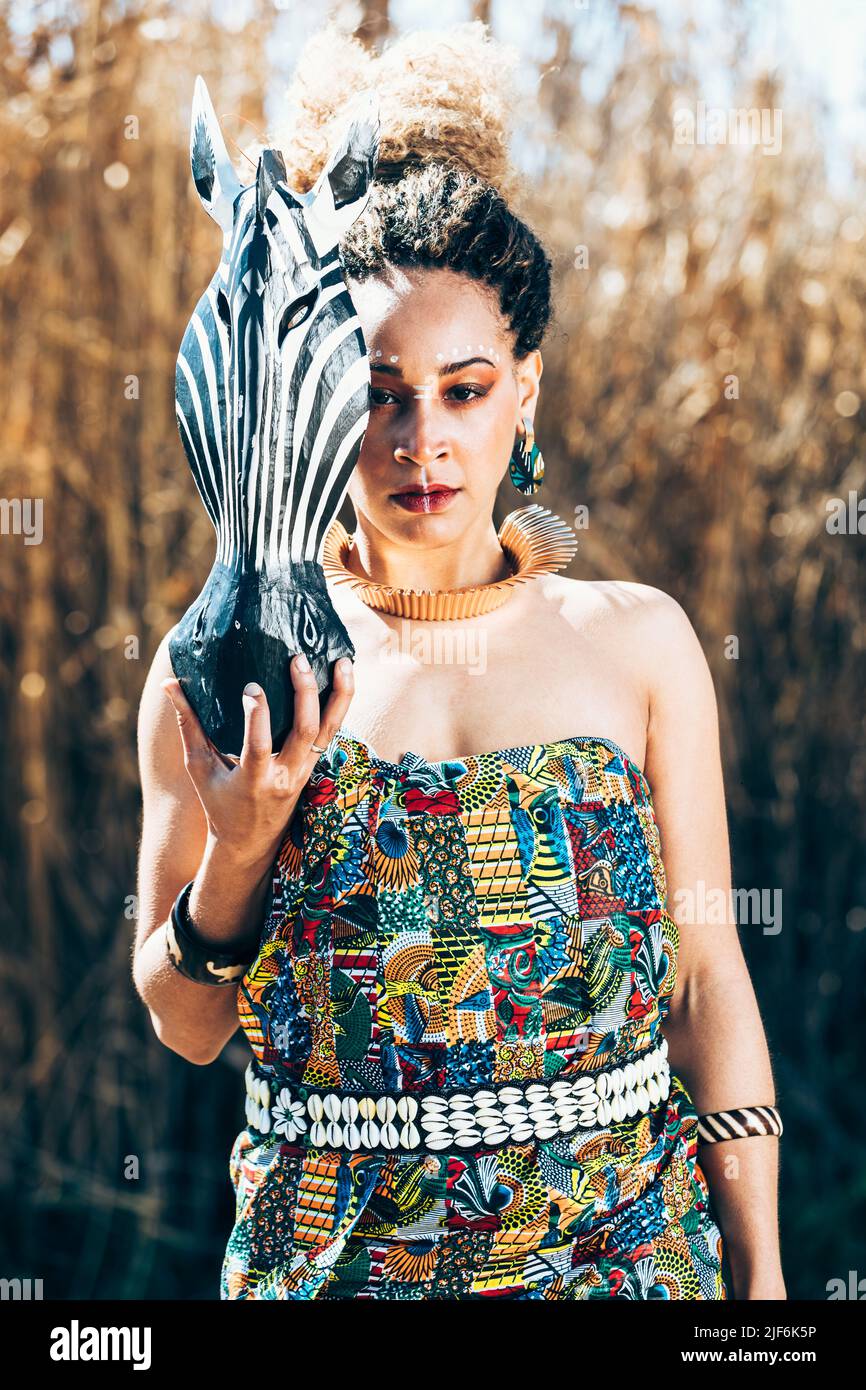 Calma etnica Donna in tradizionale abito africano con capelli bun