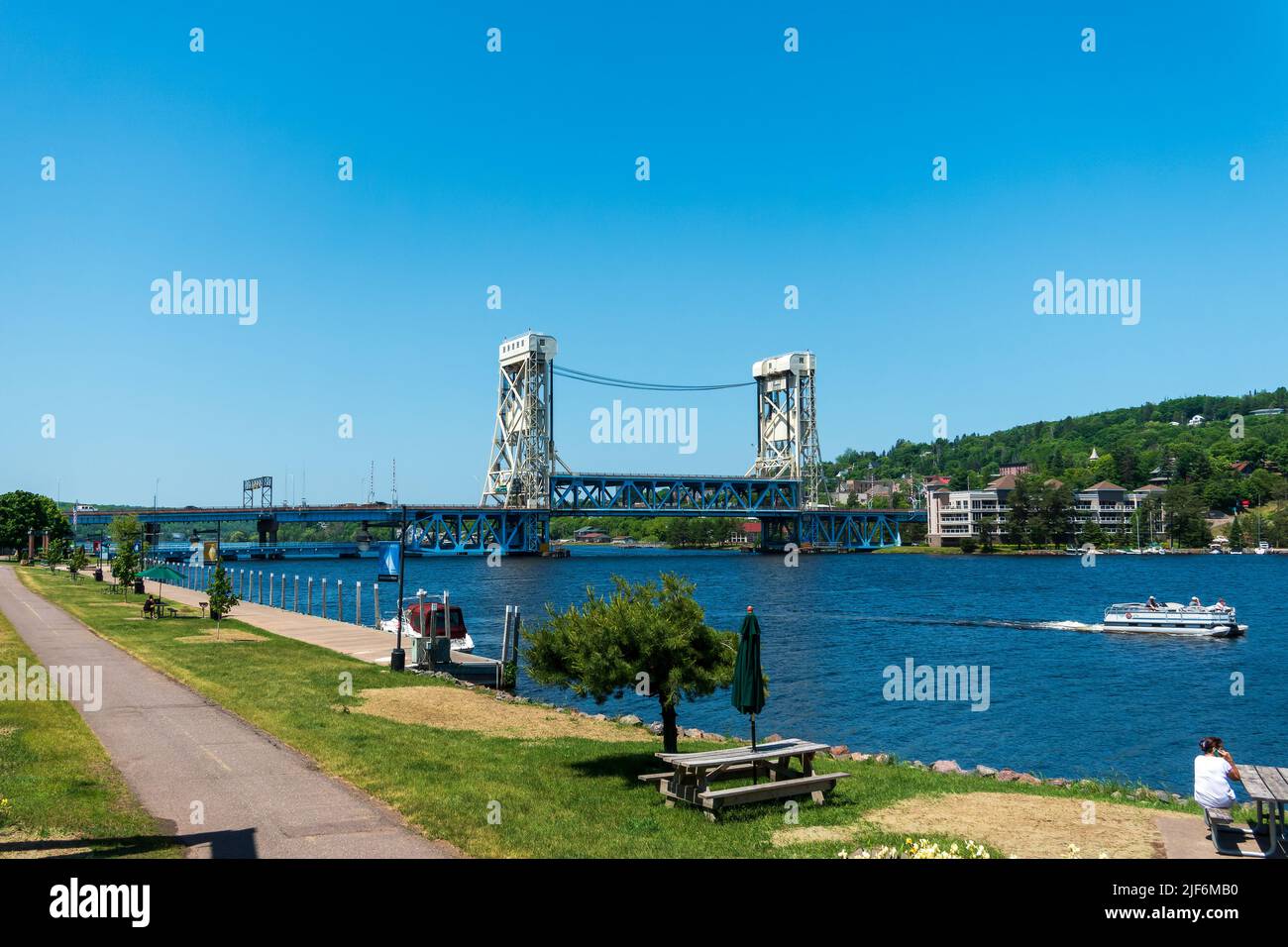 Houghton, MI, Stati Uniti d'America - 20 giugno 2022: Vista sul fiume del ponte di Portage Lake Lift Foto Stock