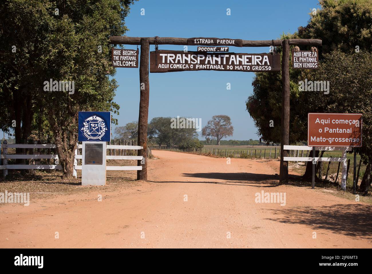 L'entrata di Transpantaneira (MT-060), la strada principale e unica per Pantanal nord, che da Poconé porta a Porto Jofre, Mato Grosso, Brasile. Foto Stock