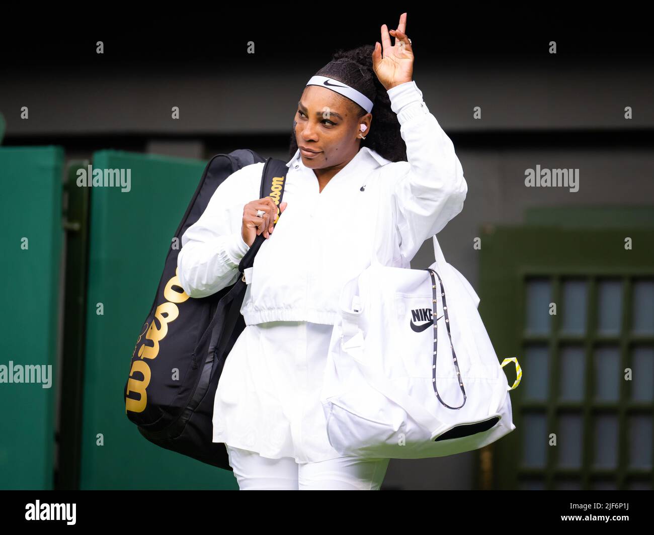 Harmony Tan di Francia in azione contro Serena Williams degli Stati Uniti durante il primo round del Wimbledon Championships 2022, Grand Slam torneo di tennis il 28 giugno 2022 presso All England Lawn Tennis Club a Wimbledon vicino Londra, Inghilterra - Foto: Rob Prange/DPPI/LiveMedia Foto Stock