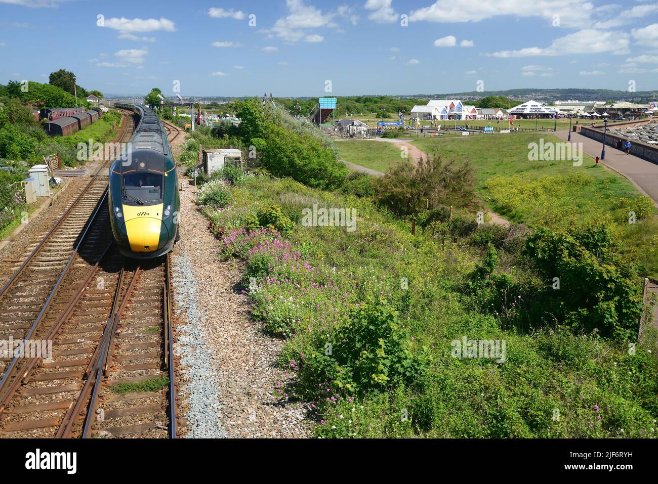 Treno GWR Intercity Express che passa un altro a Dawlish Warren, South Devon. Foto Stock