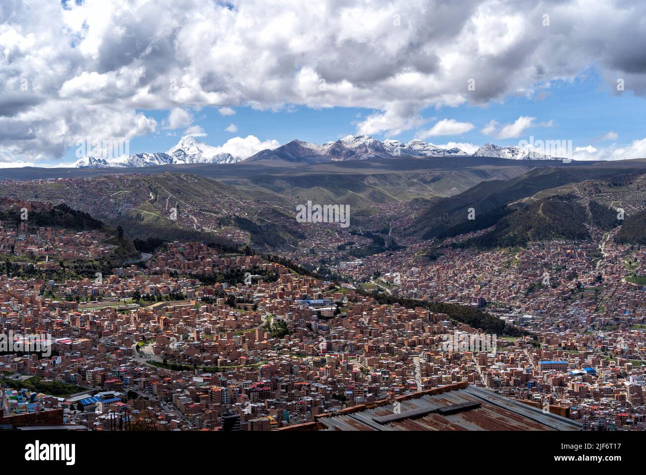 Vista aerea mozzafiato della città situata nella valle montagnosa con scogliere rocciose frastagliate scenografiche in giornata di sole a la Paz Foto Stock