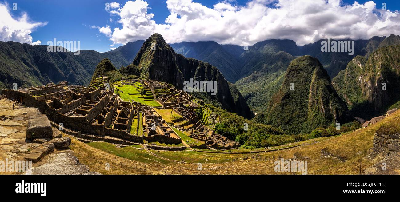 Da sopra valle panoramica montagna durante il viaggio a Machu Picchu Foto Stock