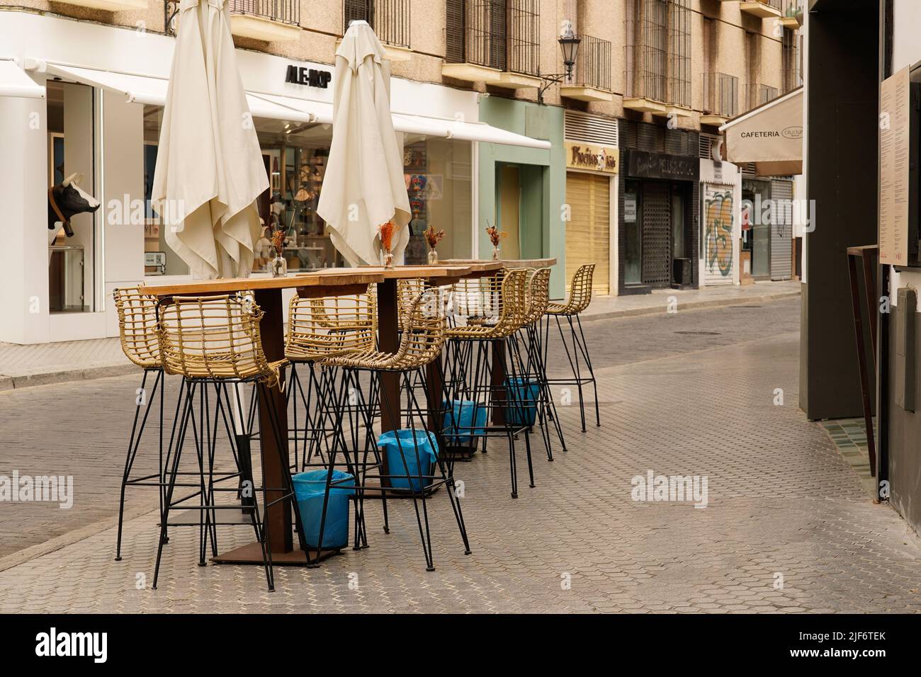 Siviglia, Spagna, 15 luglio 2021: Le terrazze di tapas di Siviglia sono vuote. Restrizioni del Covid-19. Foto Stock