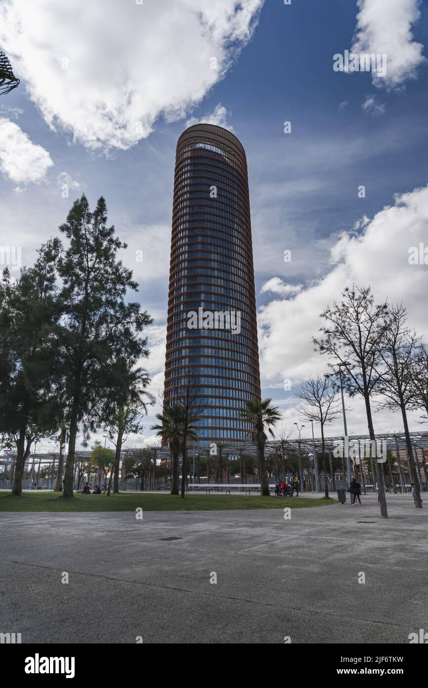 SIVIGLIA, SPAGNA 11 LUGLIO 2021: TORRE DI SIVIGLIA O TORRE PELLI NEL PARCO MAGALLANES. Foto Stock