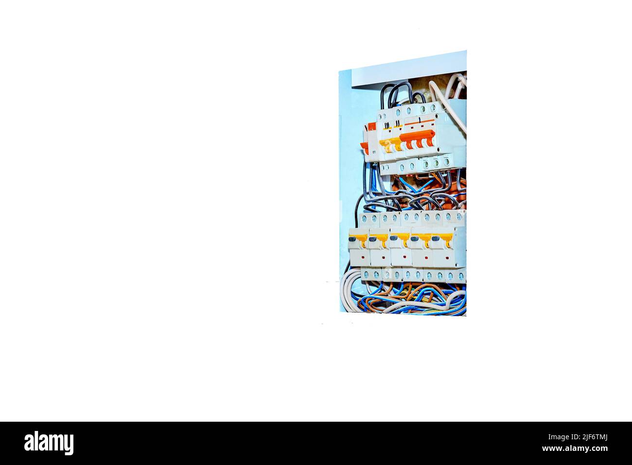 Una scatola contenente una giunzione di fili o cavi elettrici, isolata su bianco Foto Stock
