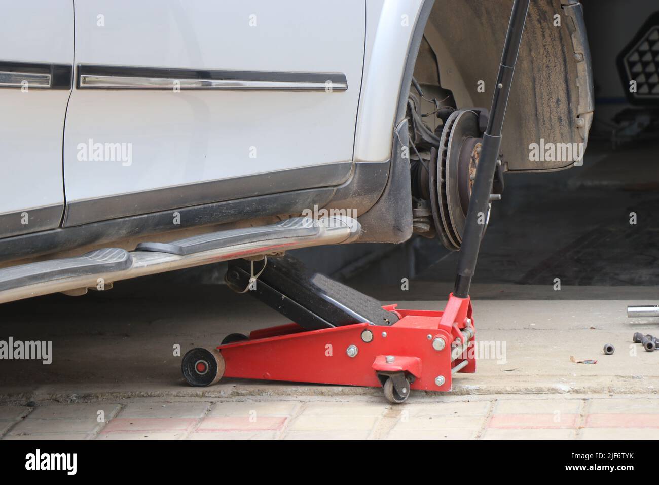 Martinetto per sollevamento carrello idraulico che solleva la parte anteriore della ruota dell'auto Foto Stock