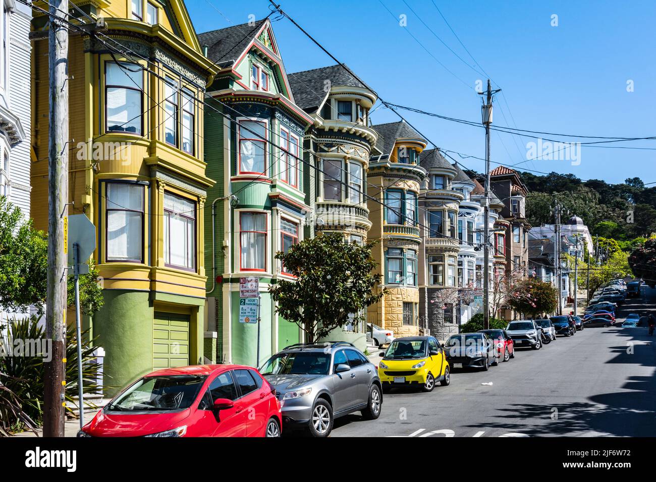San Francisco,California,USA - 18 aprile 2022 : case a schiera colorate in Ashbury Street Foto Stock