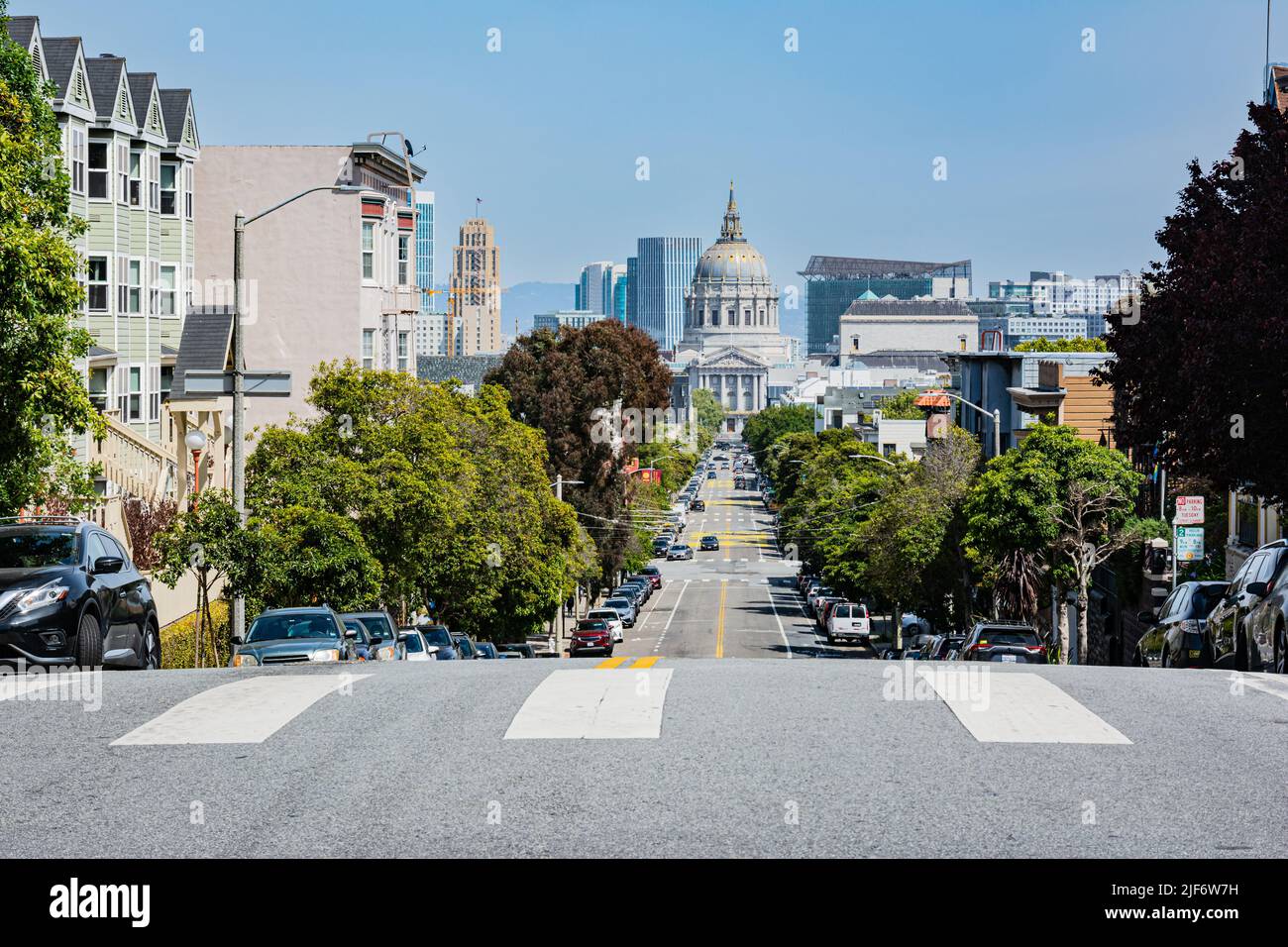 San Francisco,California,USA - 10 aprile 2022: Vista sul centro amministrativo da Alamo Square Foto Stock