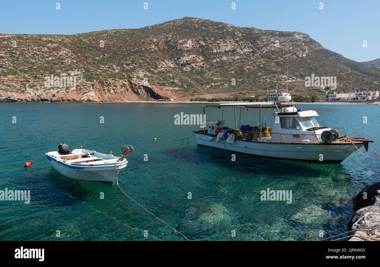 Barche da pesca al villaggio di Apollonas, isola di Naxos, Grecia Foto Stock