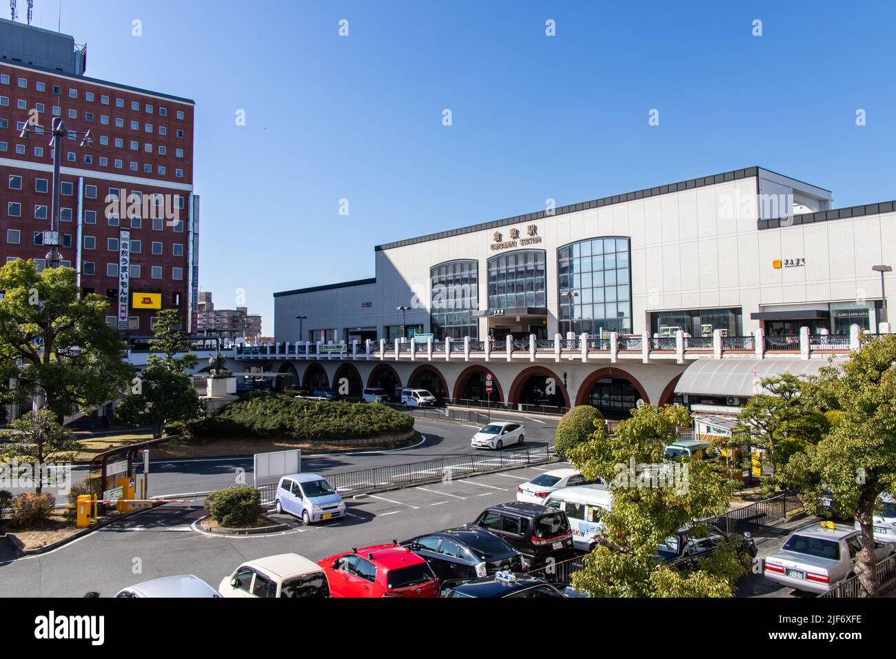 Kurashiki, Okayama GIAPPONE - 2 2021 dicembre: Ingresso principale della stazione JR Kurashiki (Kurashiki-eki, JR West Sanyo Main Line e Hakubi Line Railway Station) Foto Stock