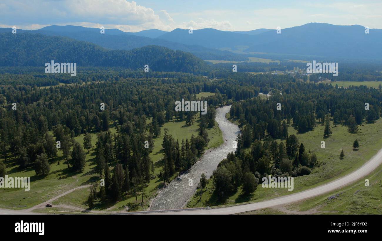 Fiume nella valle di Altai e foresta profonda, Siberia, Russia. Bellissimo paesaggio naturale estivo durante il giorno. Vista aerea da un drone Foto Stock