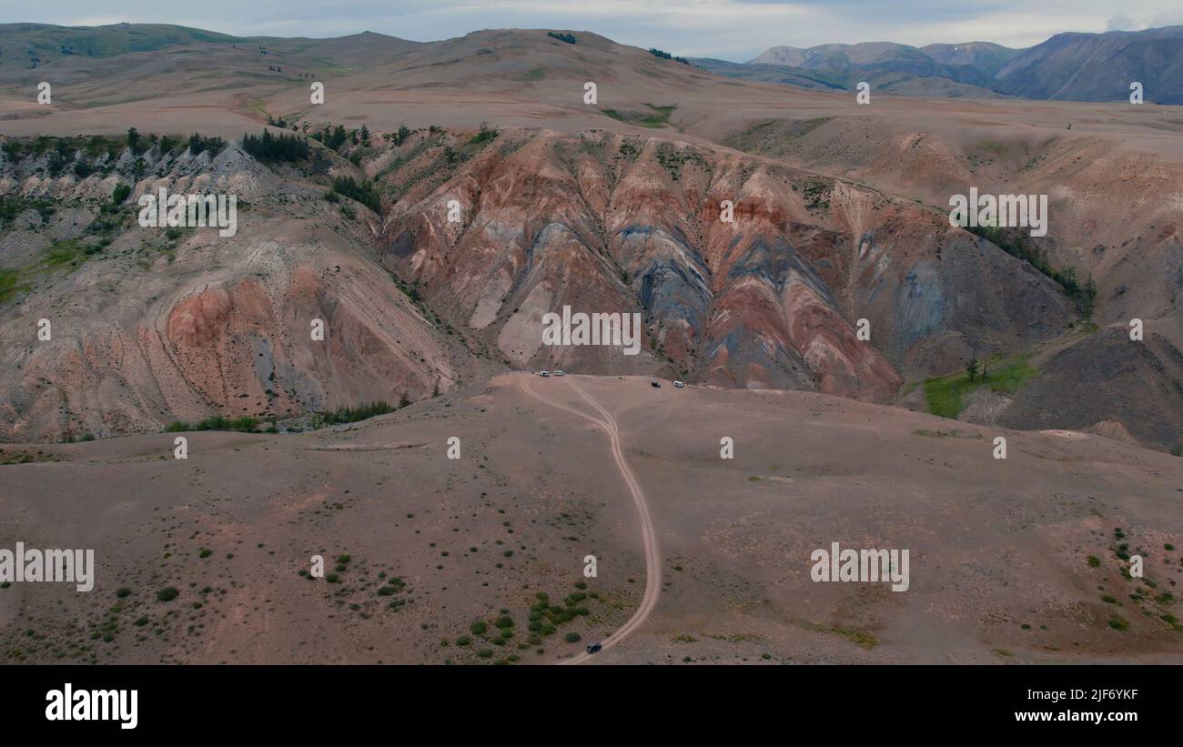 La valle di Kyzyl-Chin, con montagne rosse, chiamata anche valle Marte ad Altai, Siberia, Russia. Bellissimo paesaggio naturale estivo durante il giorno. Antenna Foto Stock