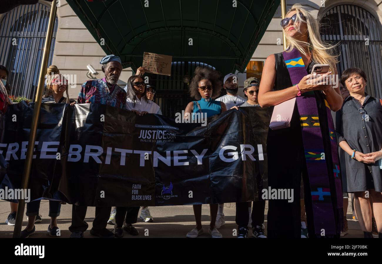 NEW YORK, N.Y. – 29 giugno 2022: I sostenitori di Brittney Griner tengono una veglia fuori dal Consolato Generale della Russia a New York. Foto Stock