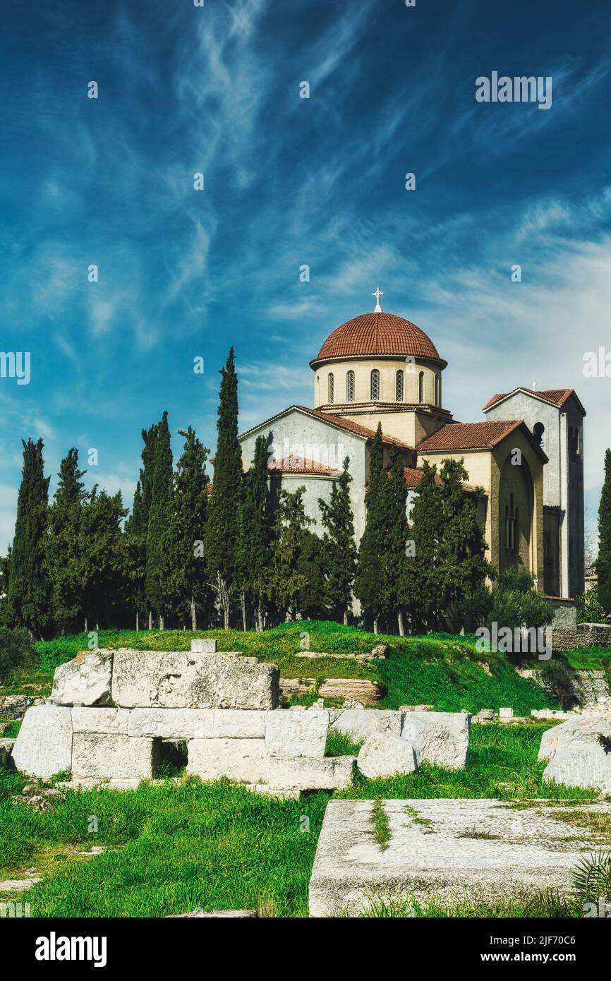 ChatGPT a dit: Esplorate Atene e scoprite i suoi monumenti iconici, dall'Acropoli agli antichi templi, mescolando storia e cultura in ogni angolo. Foto Stock
