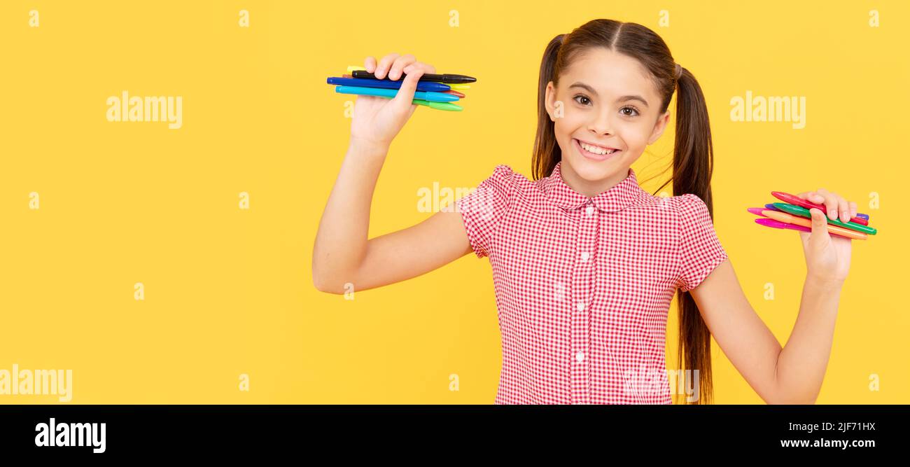 bambino sorridente pronto a disegnare foto. forniture per ufficio per la scuola. cancelleria per la pittura. Ritratto della studentessa della scuola, intestazione banner studio Foto Stock