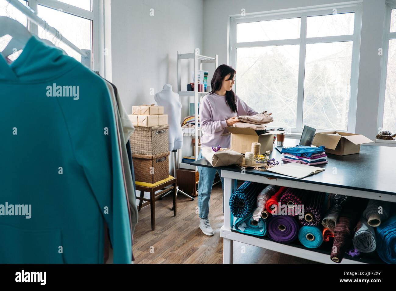 Dropshipping, piccole imprese, commercio di e-commerce. Donna negozio online negozio di abbigliamento proprietario pacchetto di imballaggio Foto Stock