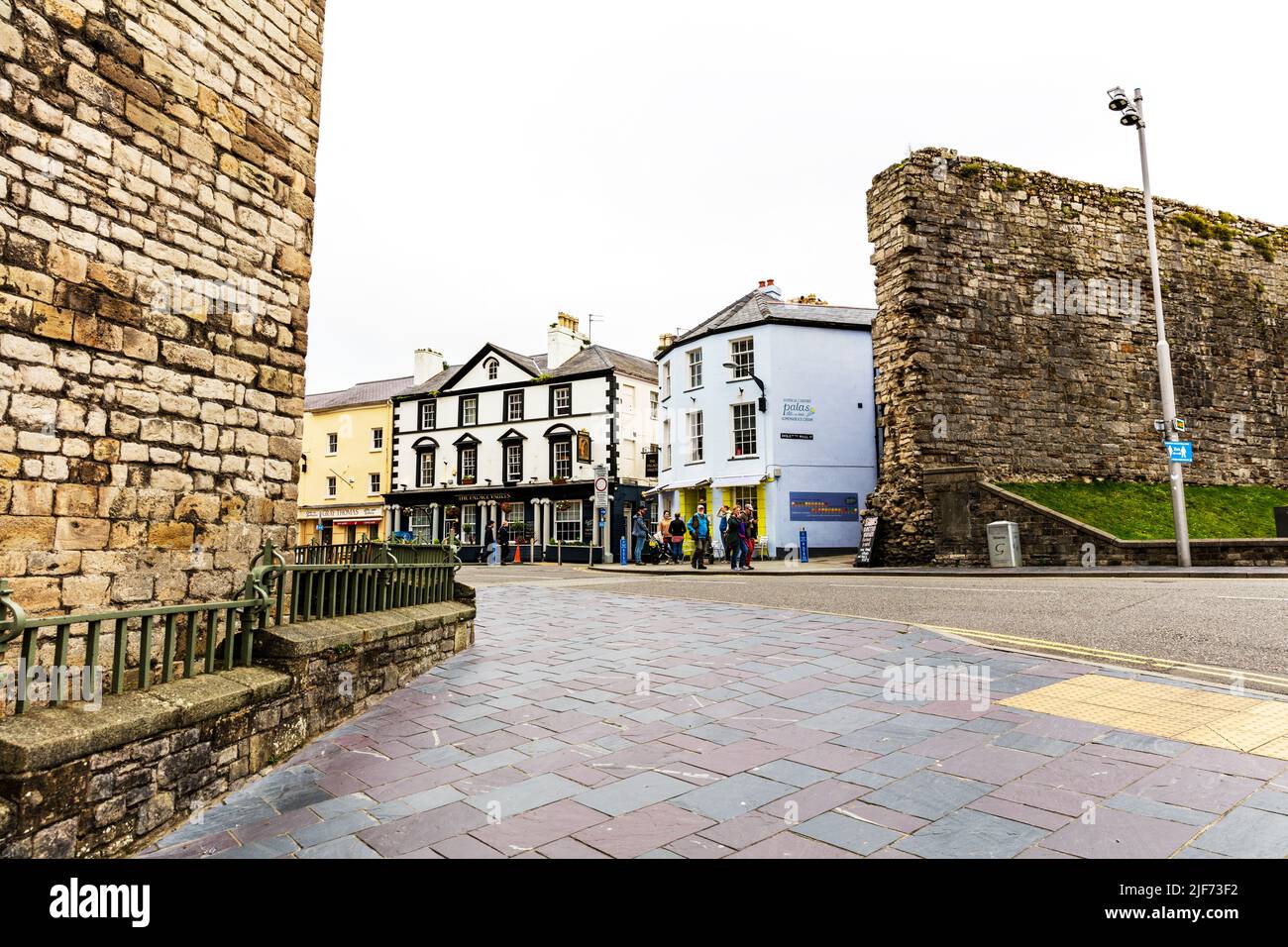 Caernarfon mura del castello, Caernarfon città, Galles, Regno Unito, Caernarfon mura, arco in muro, arco di muro, Caernarfon Galles, città murata, città murata, mura Foto Stock