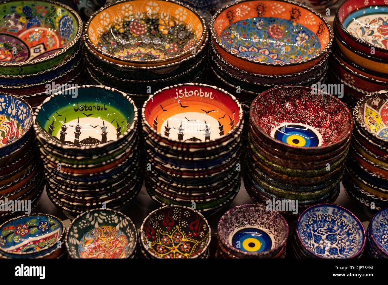 Souvenir di Istanbul - ciotole in ceramica in stile Iznik - Grand Bazaar, Istanbul, Turchia Foto Stock