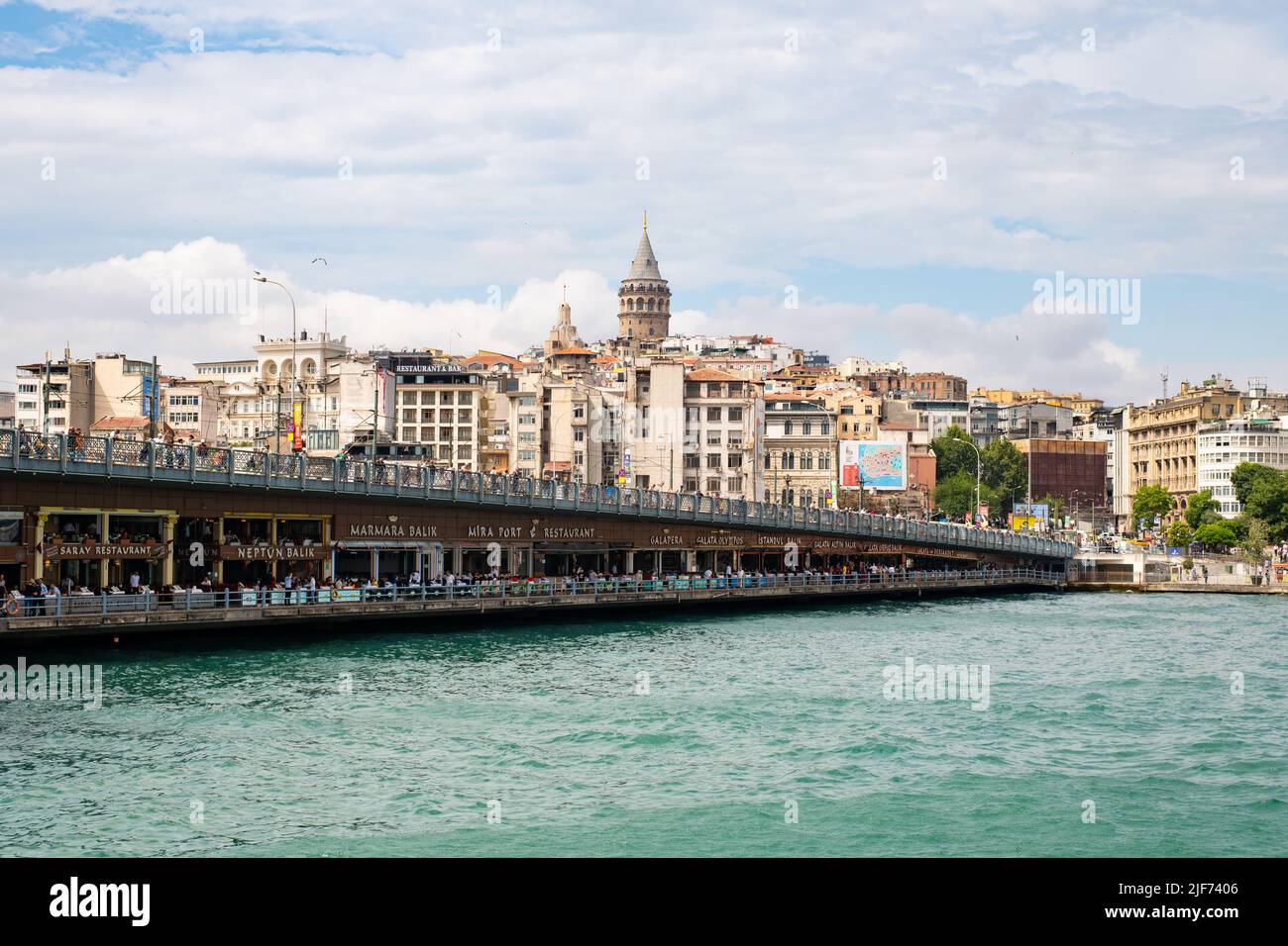 Quartiere Beyoglu di Istanbul con Ponte Karakoy in primo piano Foto Stock