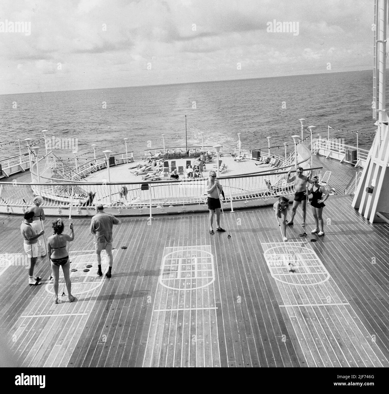 Giochi da tavolo sulla nave da crociera immagini e fotografie stock ad alta  risoluzione - Alamy