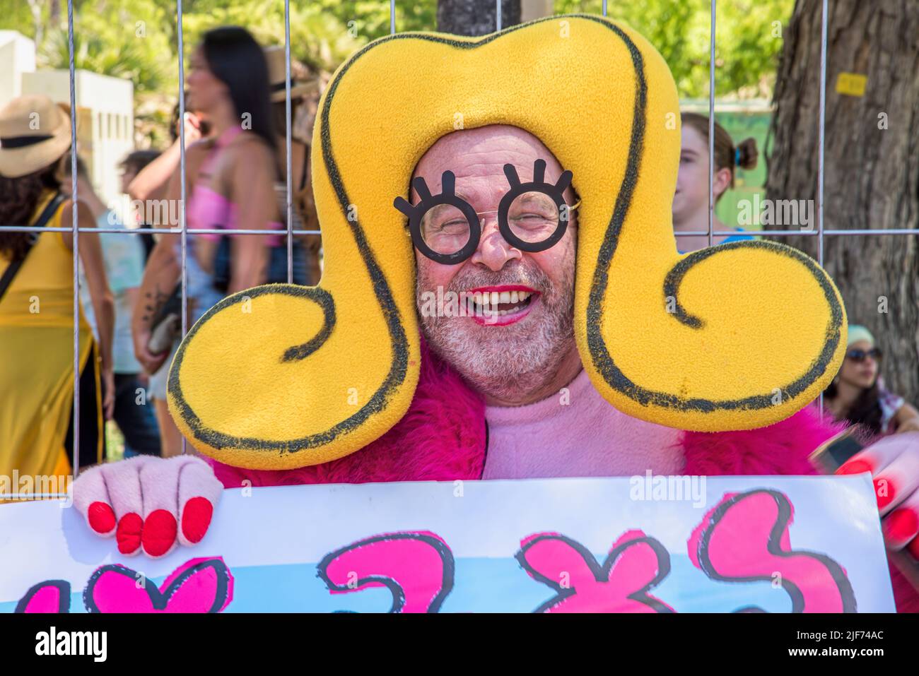 Tel-Aviv, Israele - 10 giugno 2022: L'artista Zeev Engelmayer come Shoshke, e altri, partecipano all'annuale Pride Parade della comunità LGBTQ. Tel-Aviv, Israele. Foto di alta qualità Foto Stock