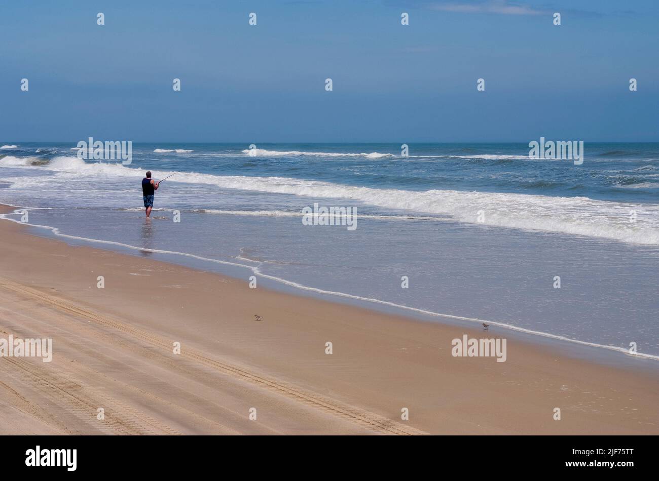 Uomo che pesca in mare aperto sulle Banche esterne in Carolina del Nord, USA. Foto Stock