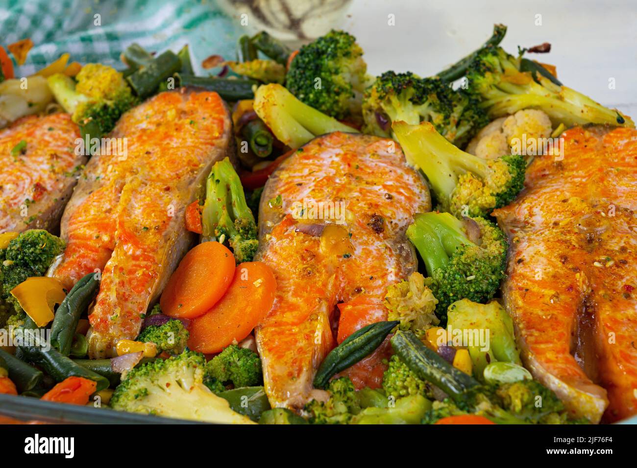 Filetto di salmone al forno con verdure verdi. Filetto di pesce con erbe e verdure Foto Stock